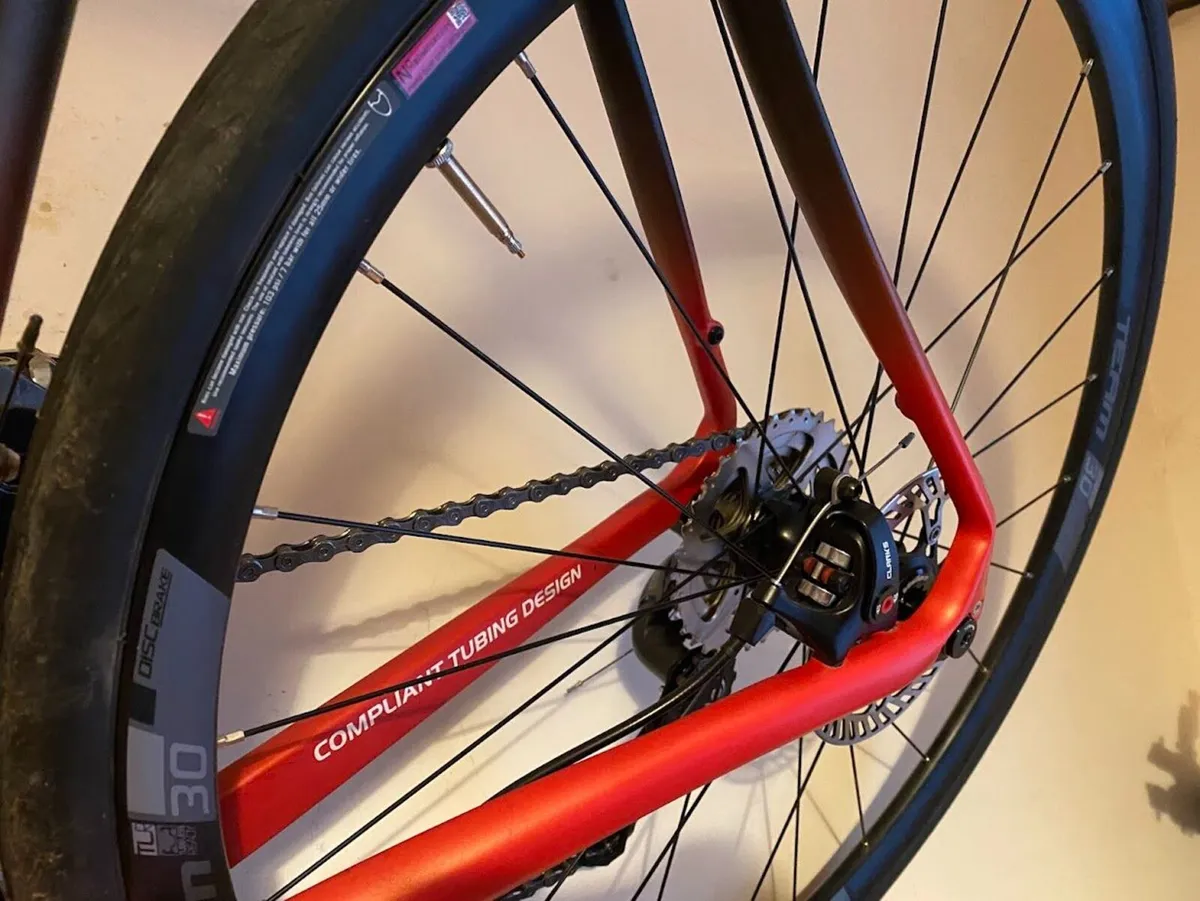 Carbon road bike 105 56cm - Image 3