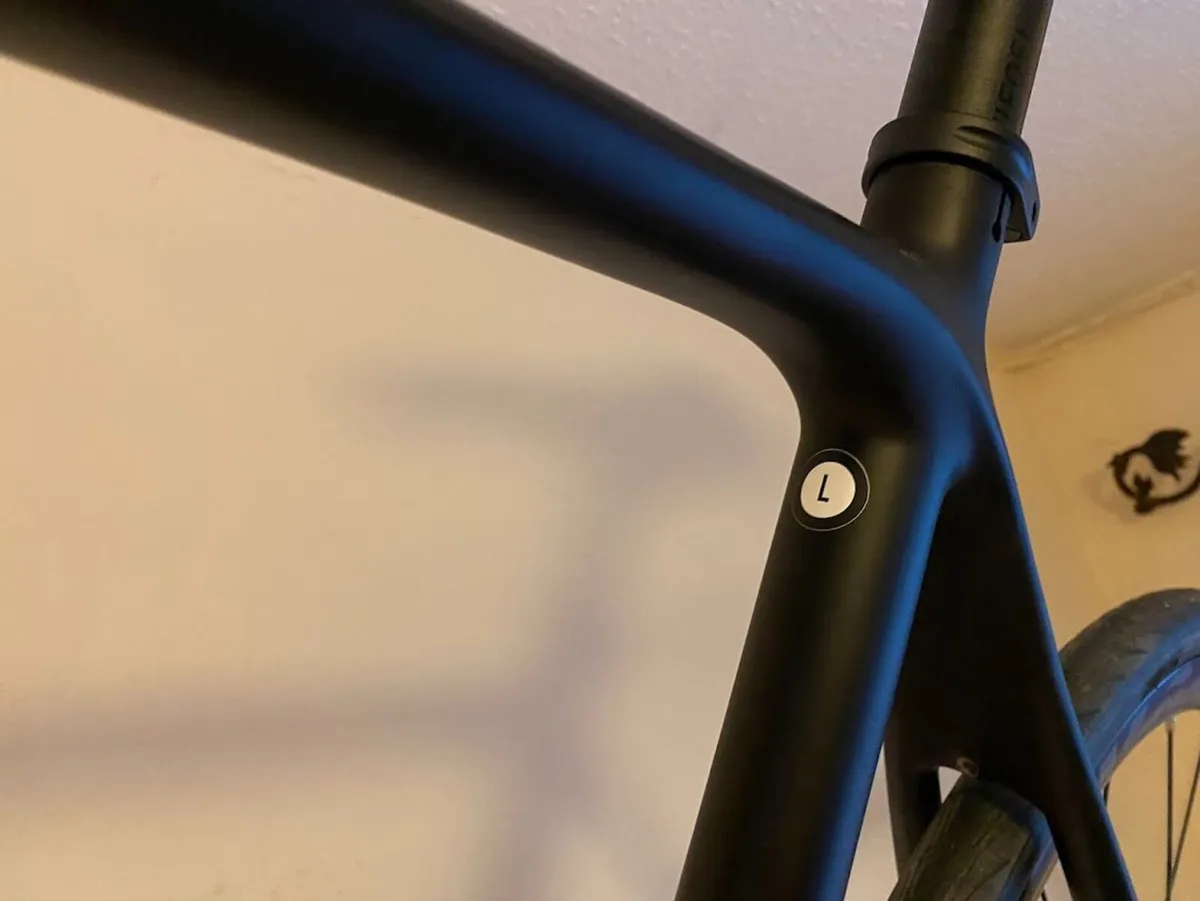 Carbon road bike 105 56cm - Image 4