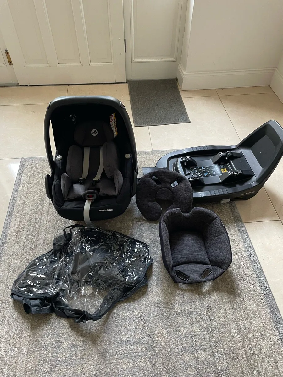 Maxi Cosi Pebble Infant Car Seat and Base - Image 1