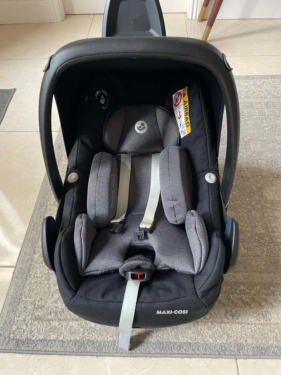 Maxi Cosi Pebble Infant Car Seat and Base - Image 4