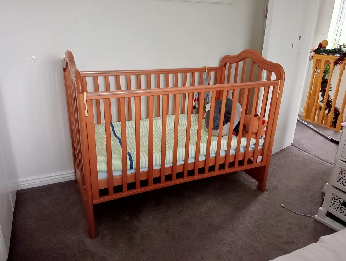 Beautiful wooden cot - Image 1