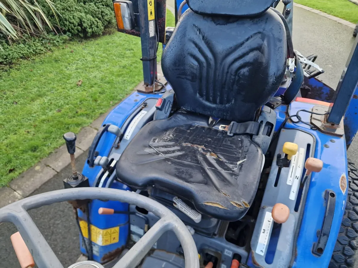 Iseki 34hp Compact Tractor with Loader & Backhoe - Image 4