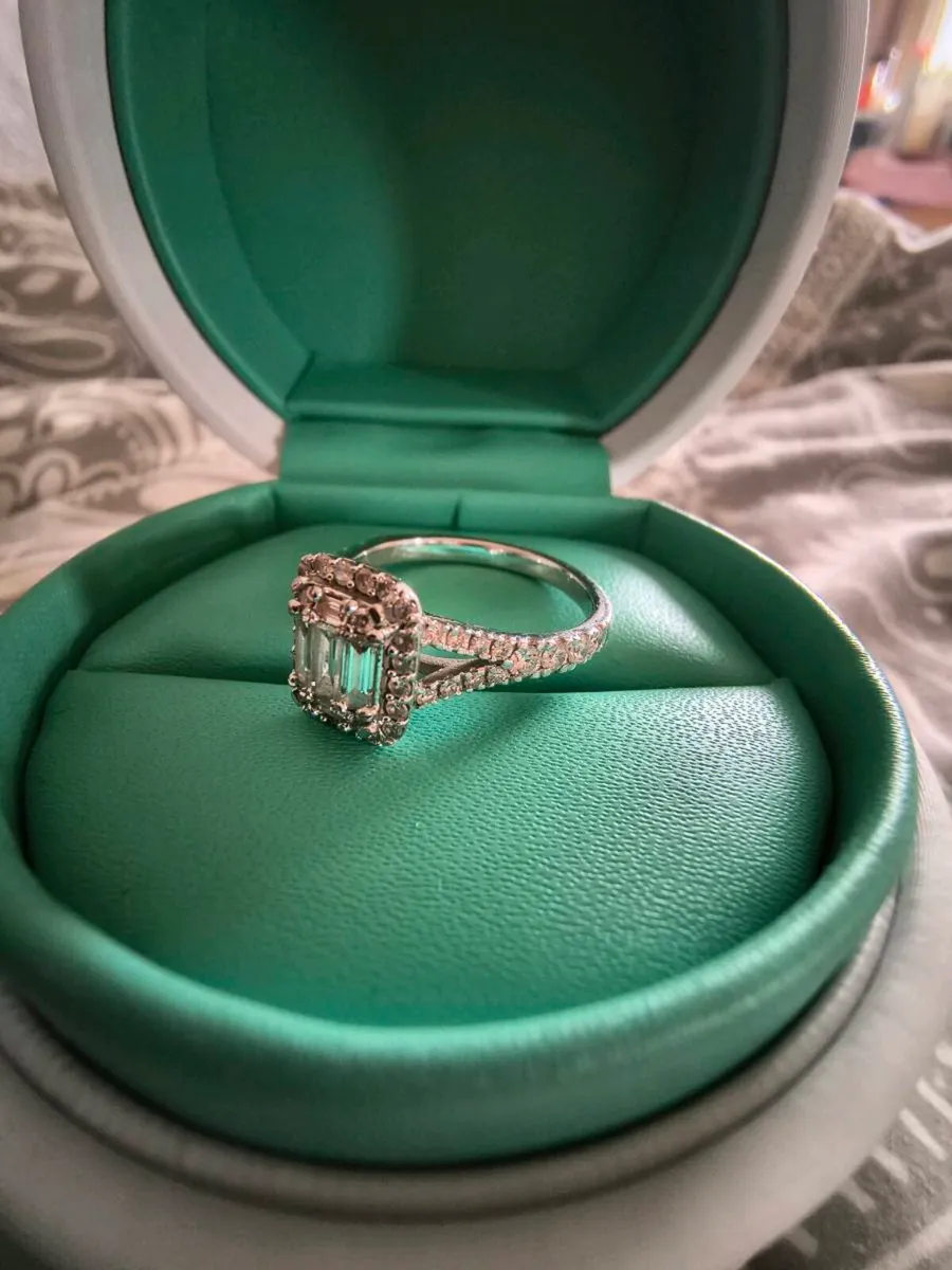 18kt white gold engagement ring - Image 2