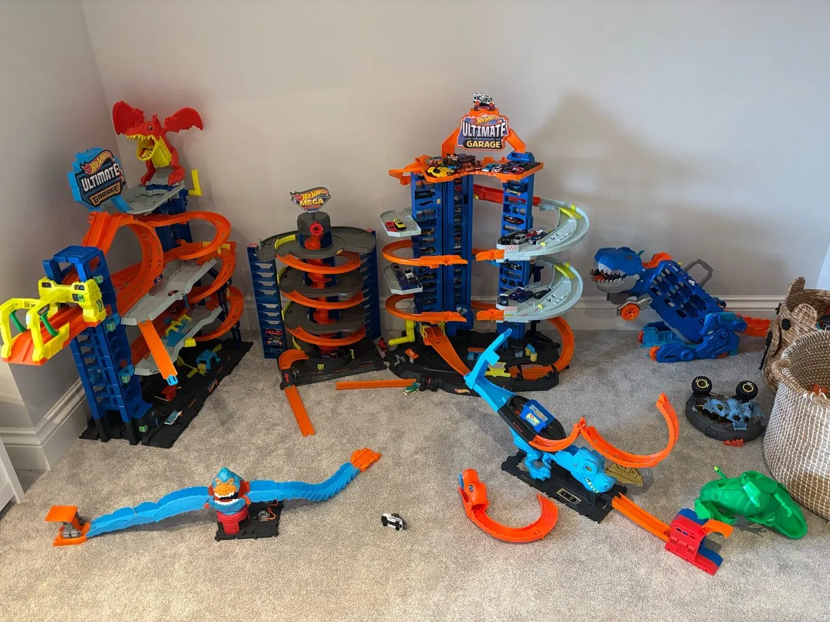 Hot wheels sets - Image 1