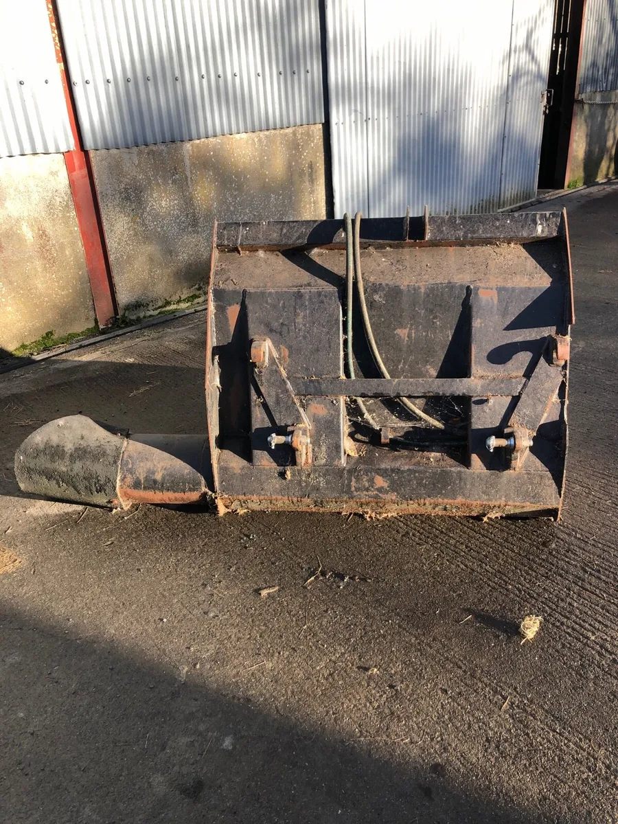 Tractor mounted meal feeder - Image 1