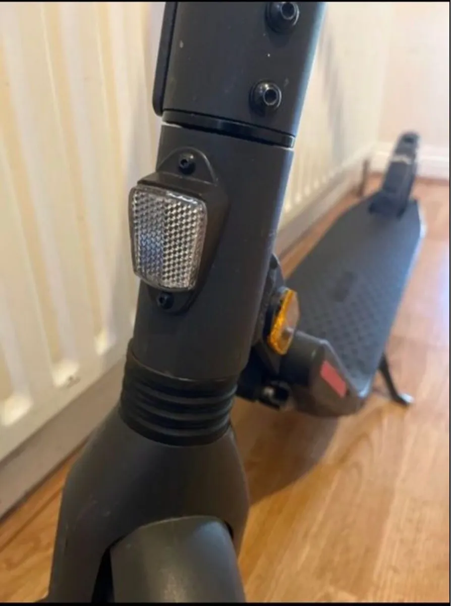 NINEBOT E25 ELECTRIC SCOOTER - Image 3