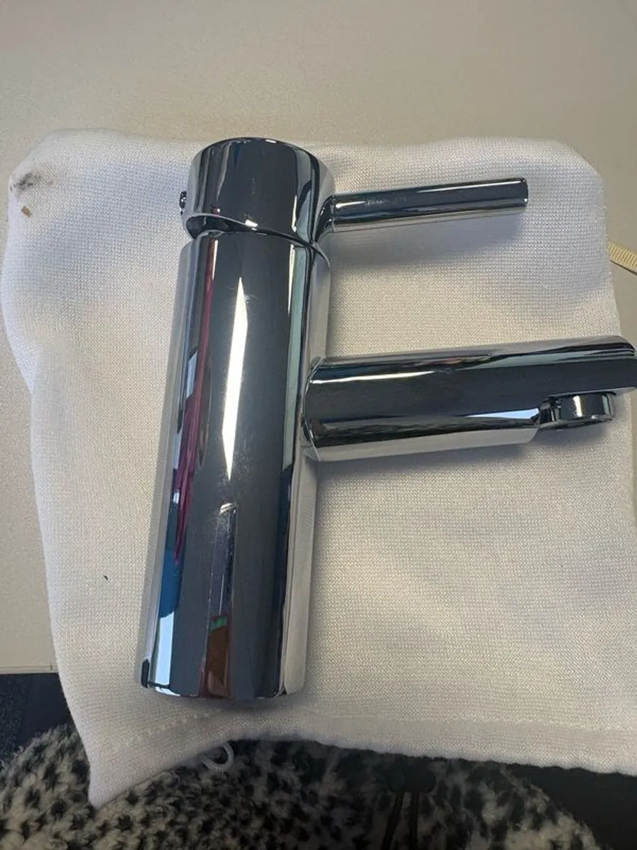 Round Mono Basin Mixer for Bathroom - Image 1