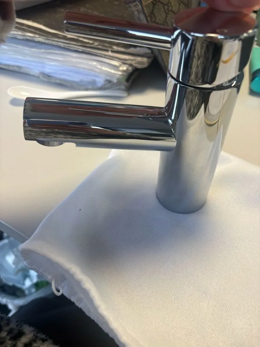 Round Mono Basin Mixer for Bathroom - Image 3