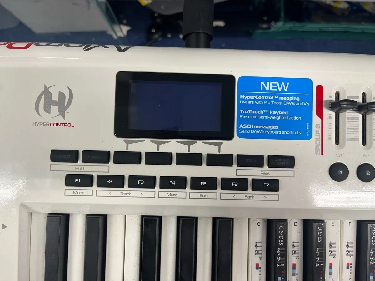 Axiom Pro 61 MIDI Controller - Image 2