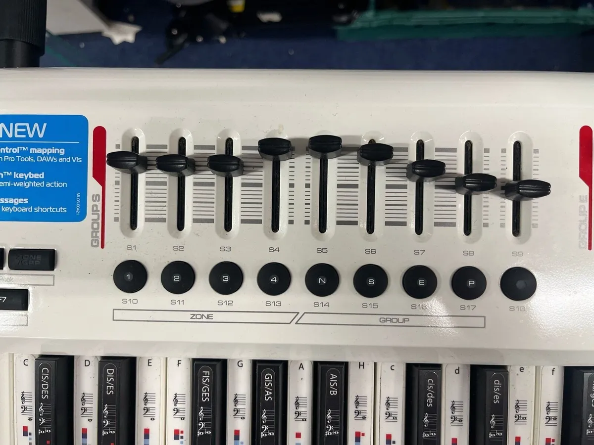 Axiom Pro 61 MIDI Controller - Image 3