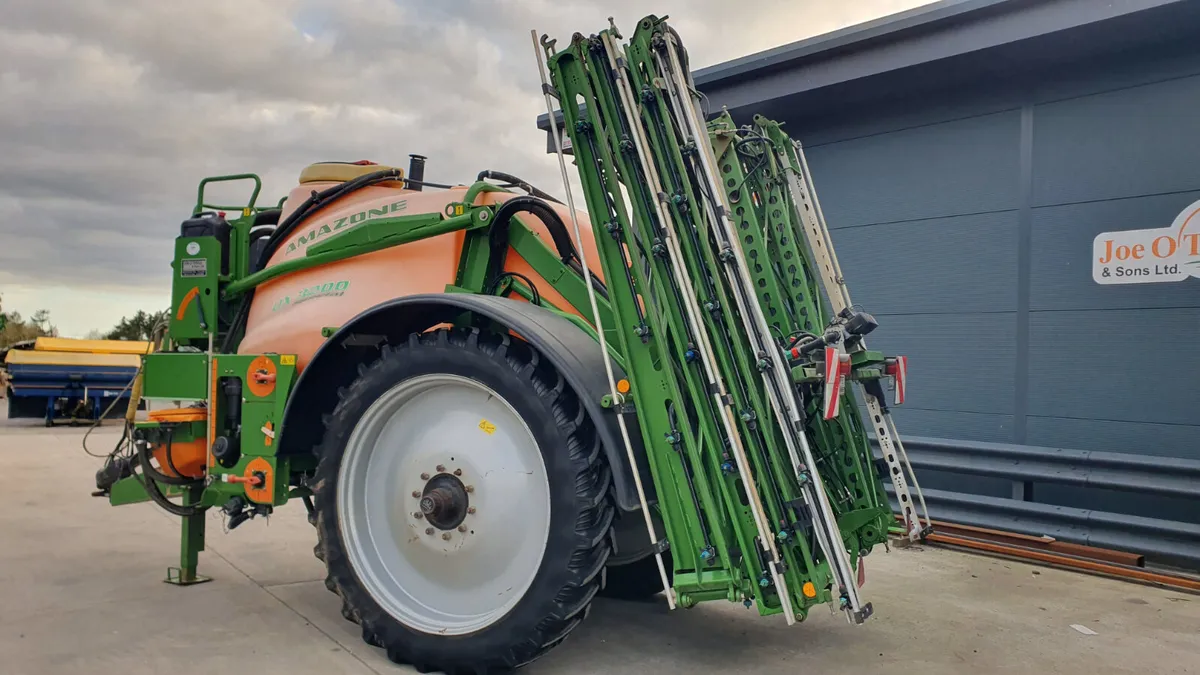 Used Amazone UX 3600 24 Mtr Trailed Sprayer - Image 3