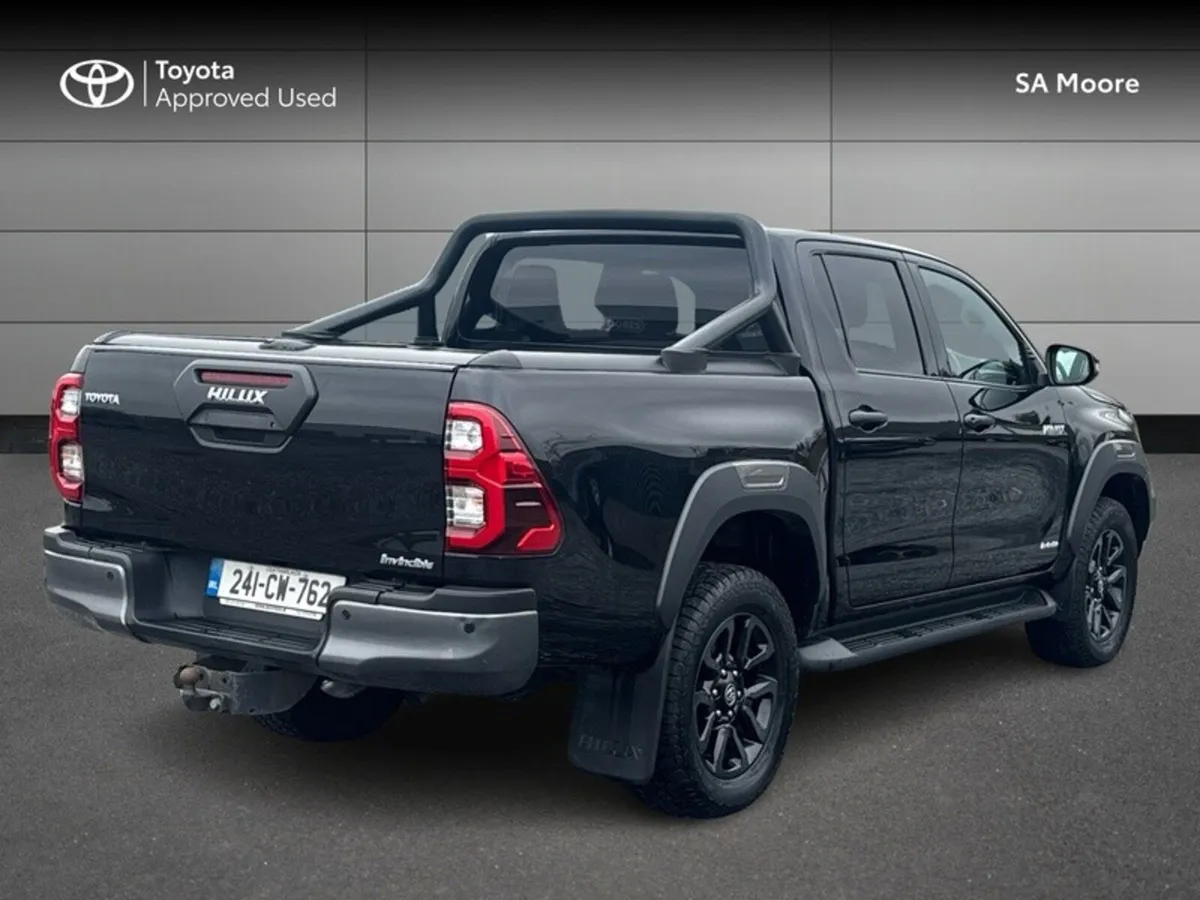 Toyota Hilux 2.8 INVINCIBLE AUTO - Image 2