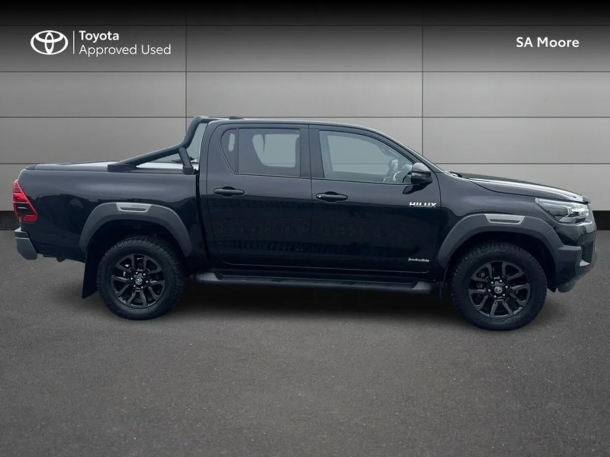 Toyota Hilux 2.8 INVINCIBLE AUTO - Image 3