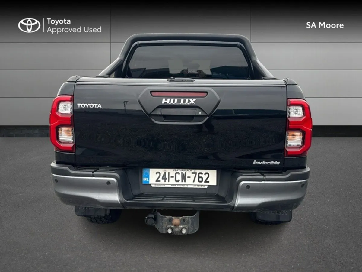 Toyota Hilux 2.8 INVINCIBLE AUTO - Image 4