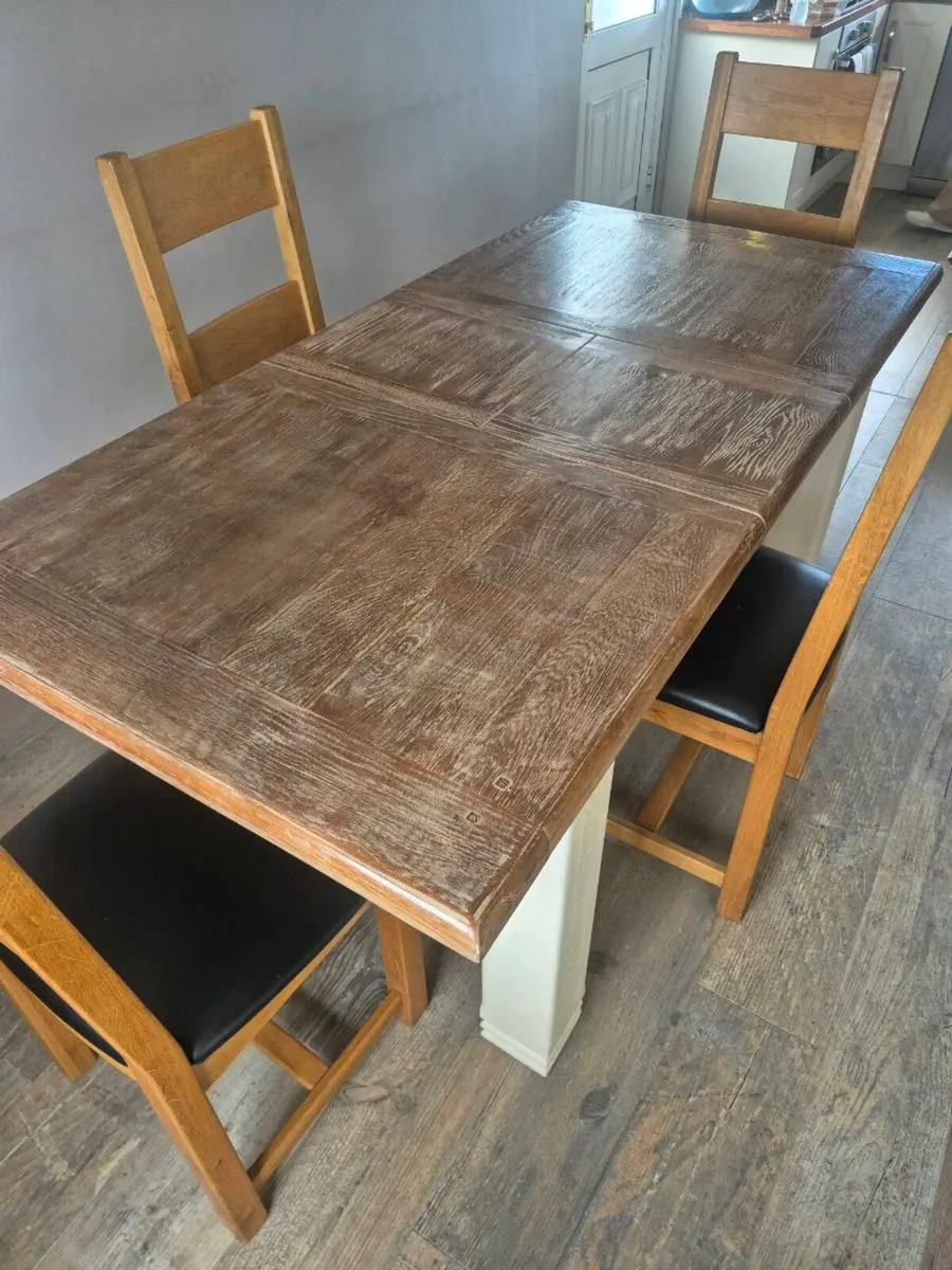 Table and chairs - Image 4