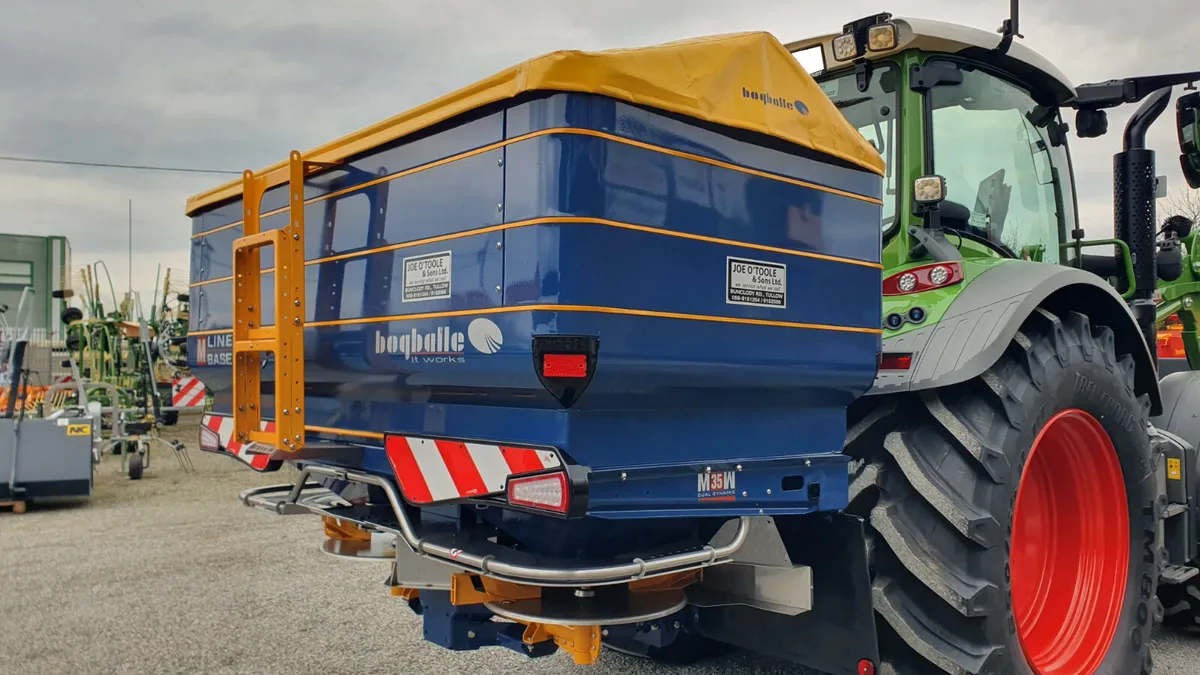 New M35W Bogballe 2.7 Tonne Fertilizer Spreader - Image 4
