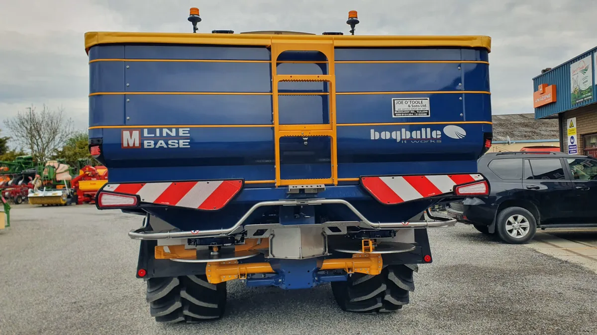 New M35W Bogballe 2.7 Tonne Fertilizer Spreader - Image 3
