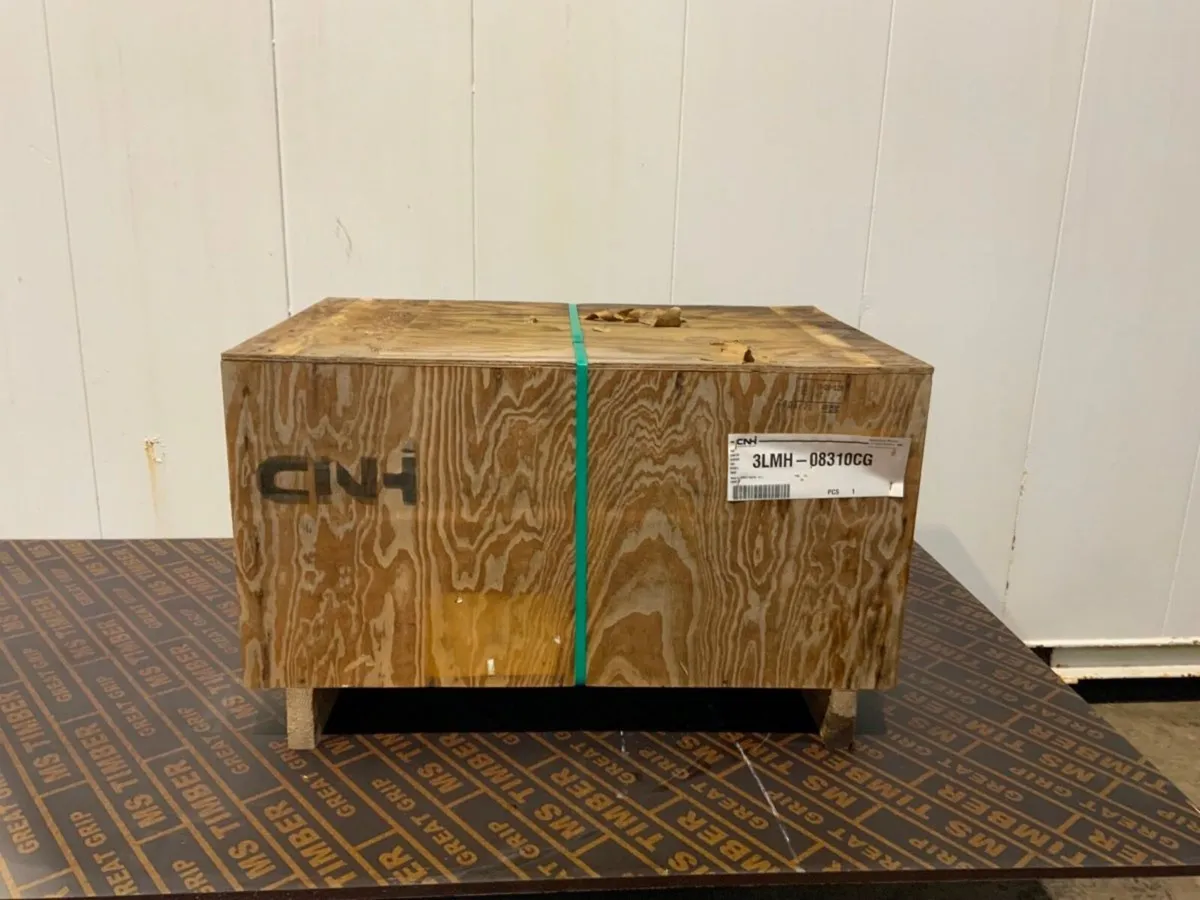 UNUSED CASE Cx37c HYDRAULIC / FUEL TANK. - Image 3