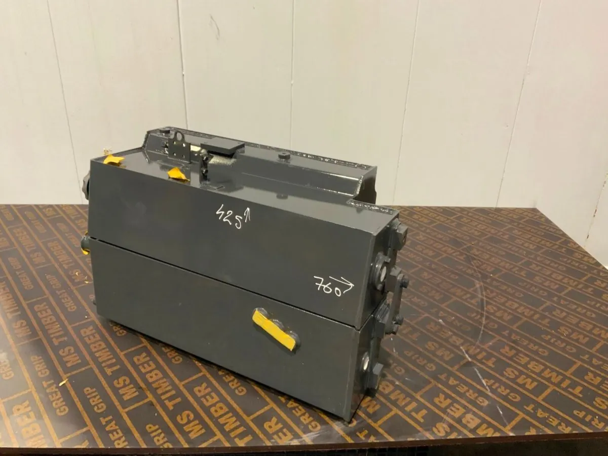 UNUSED CASE Cx37c HYDRAULIC / FUEL TANK. - Image 1