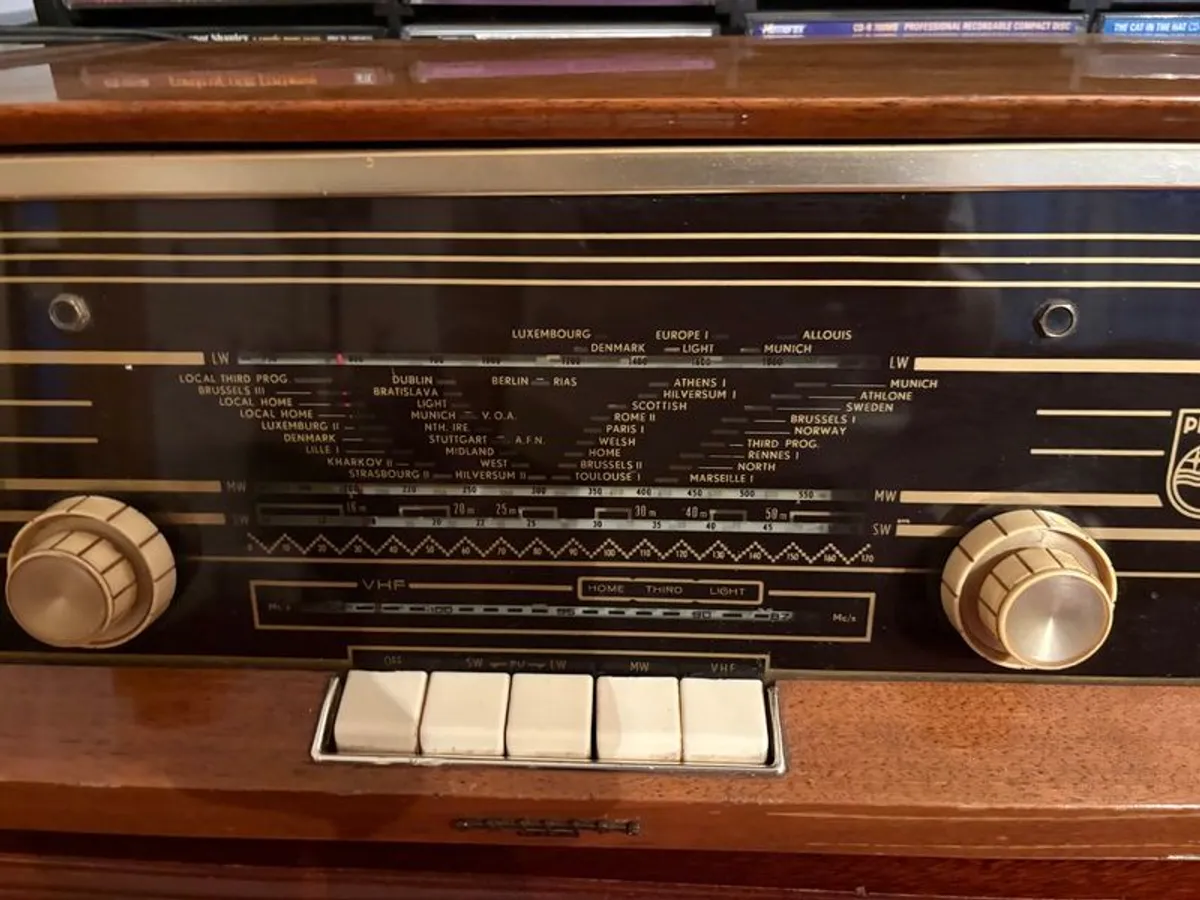 Vintage Philips Valve Radio  Wooden Cabinet Mid-Century Classic - Image 2