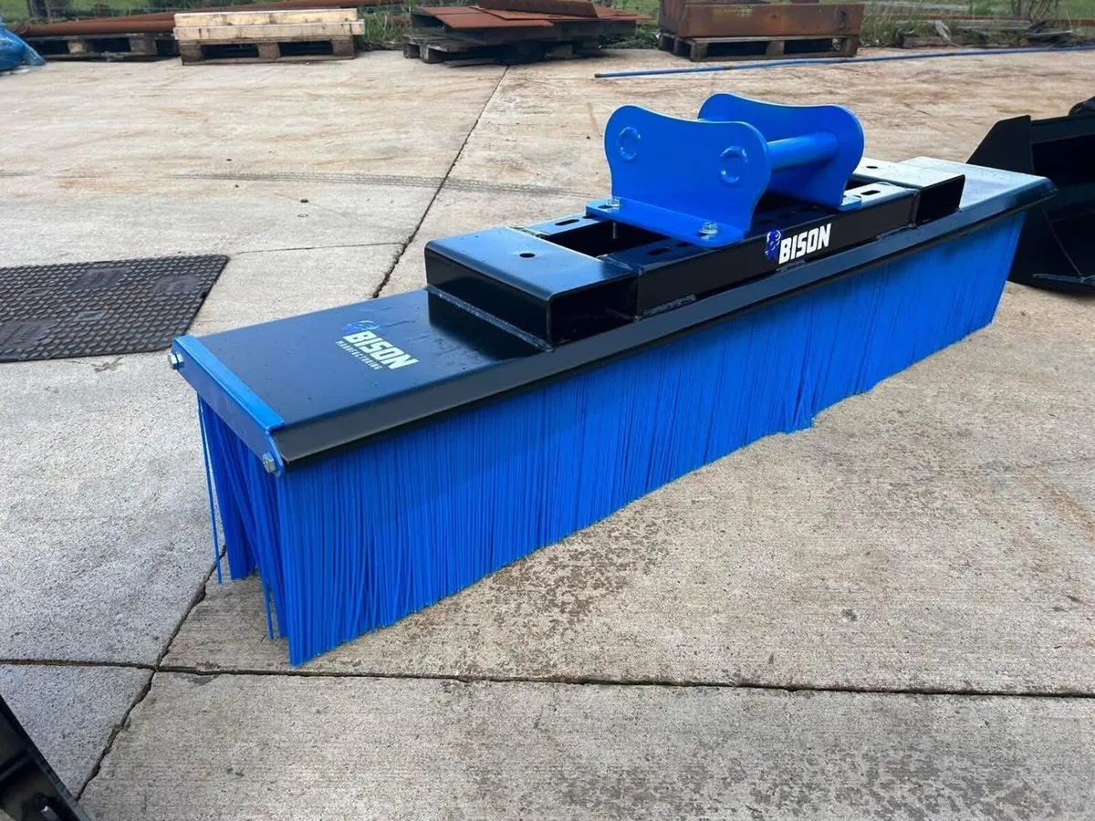 BISON YARD BRUSH - Image 1