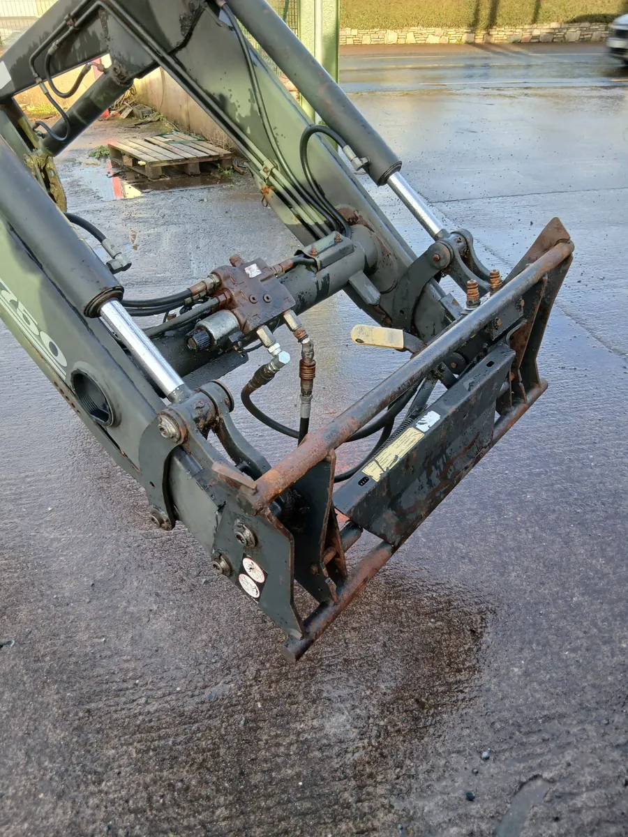 Quicke 720 Loader - Image 2