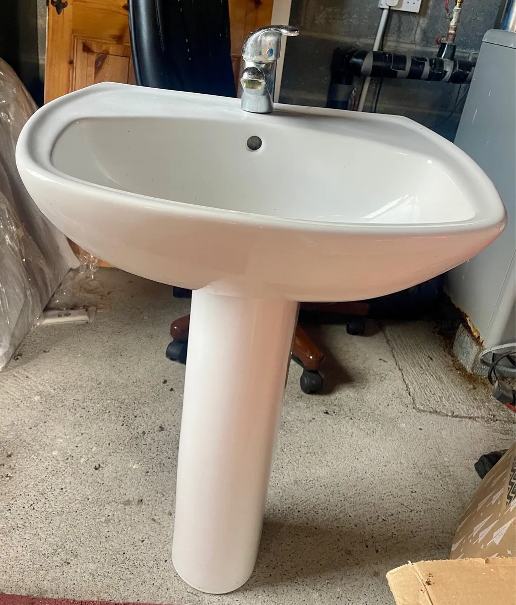 Bathroom sink, pedestal and tap - Image 1