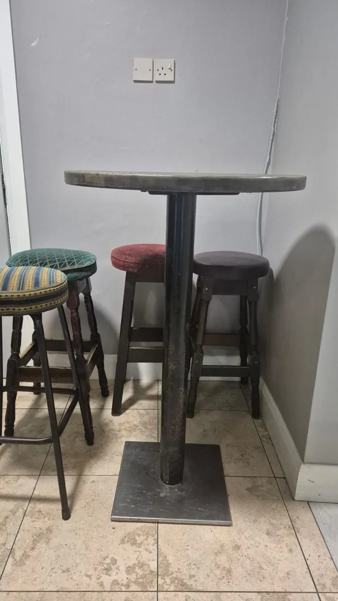 Pub tables - Image 1