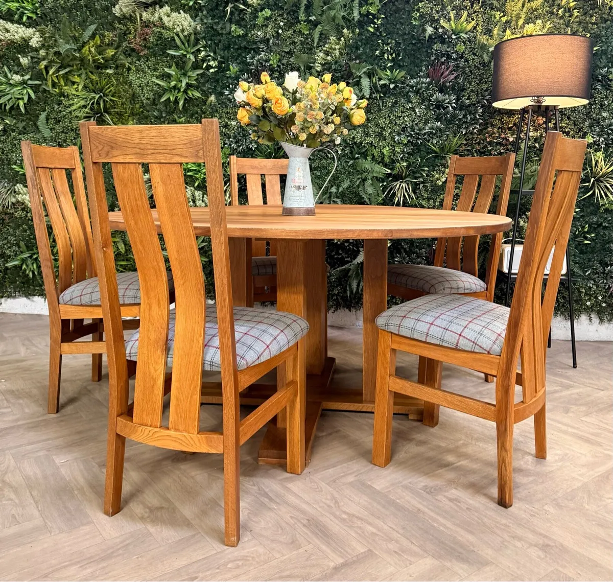 Round oak kitchen table & 5 chairs - Image 1