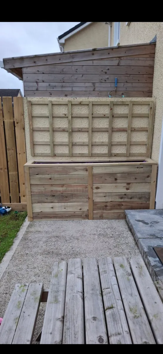 Planters and Garden features - Image 2