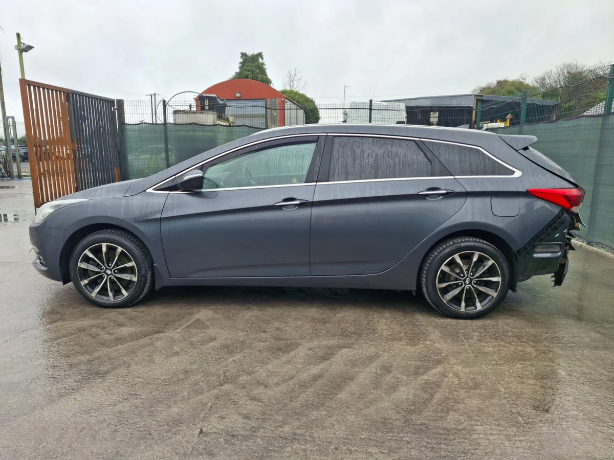 152 Hyundai i40  Tourer  Executive - Image 2