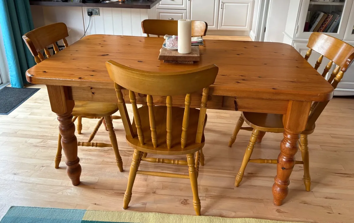 Kitchen table and  7 chairs - Image 1