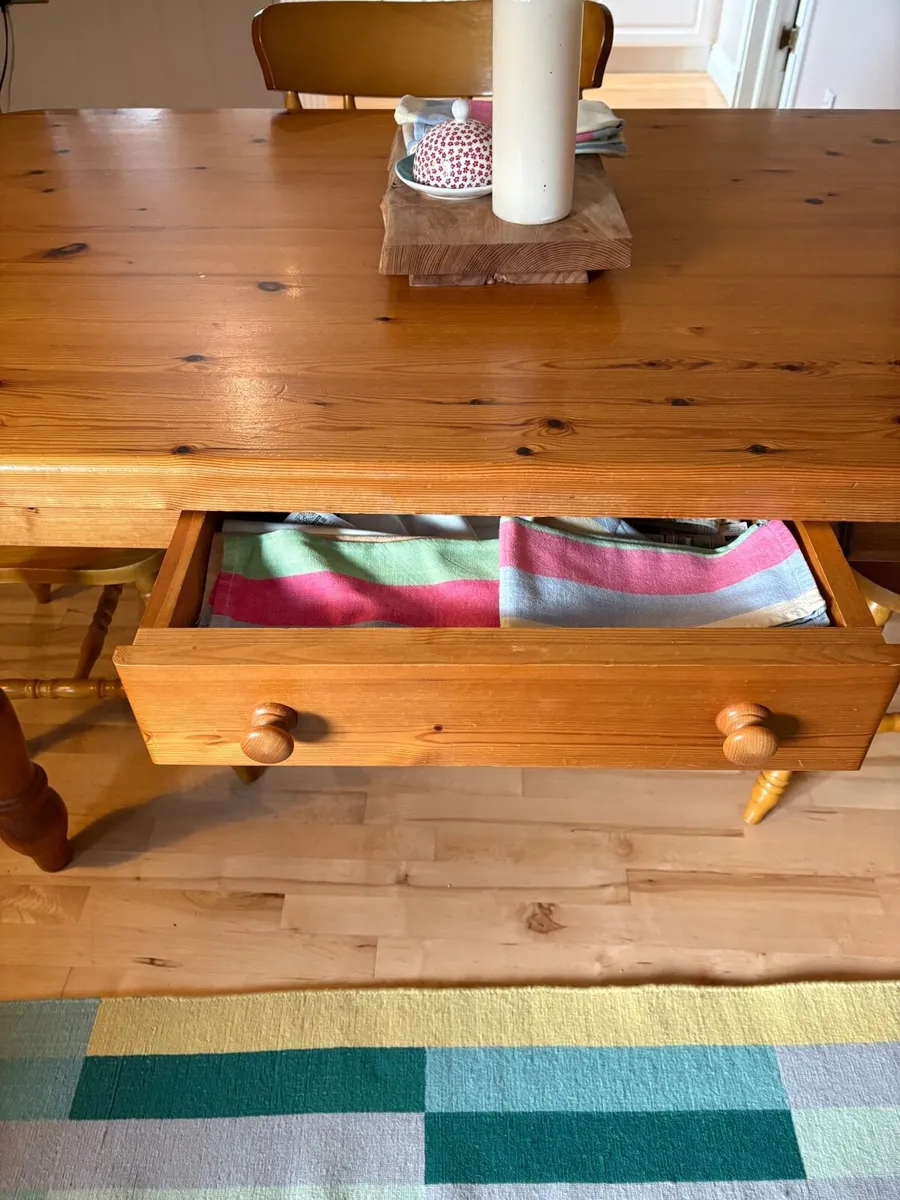 Kitchen table and  7 chairs - Image 3