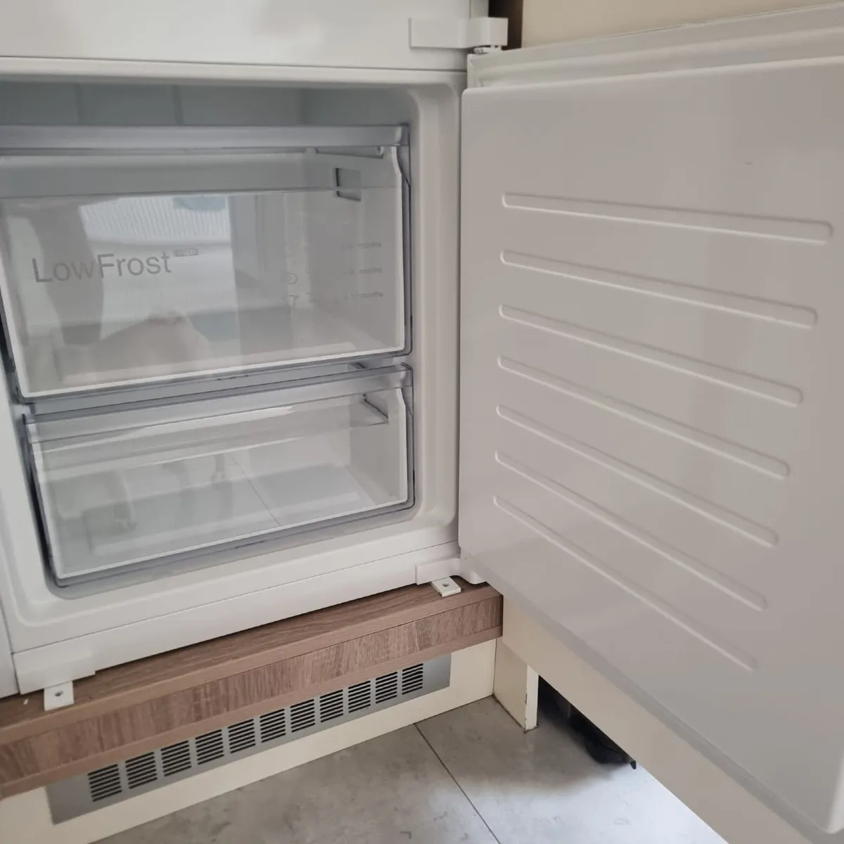 Fridge/Freezer Bosch KIV87NSF0G w/warranty - Image 3