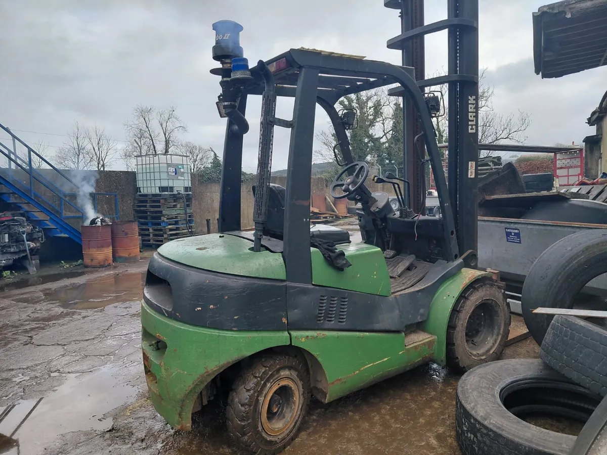 Clark diesel forklift - Image 1