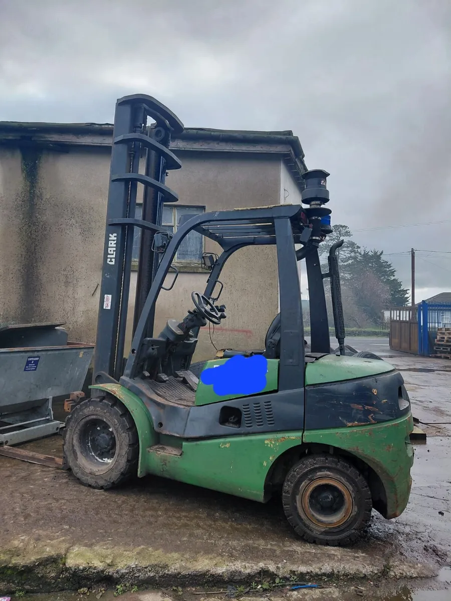 Clark diesel forklift - Image 2