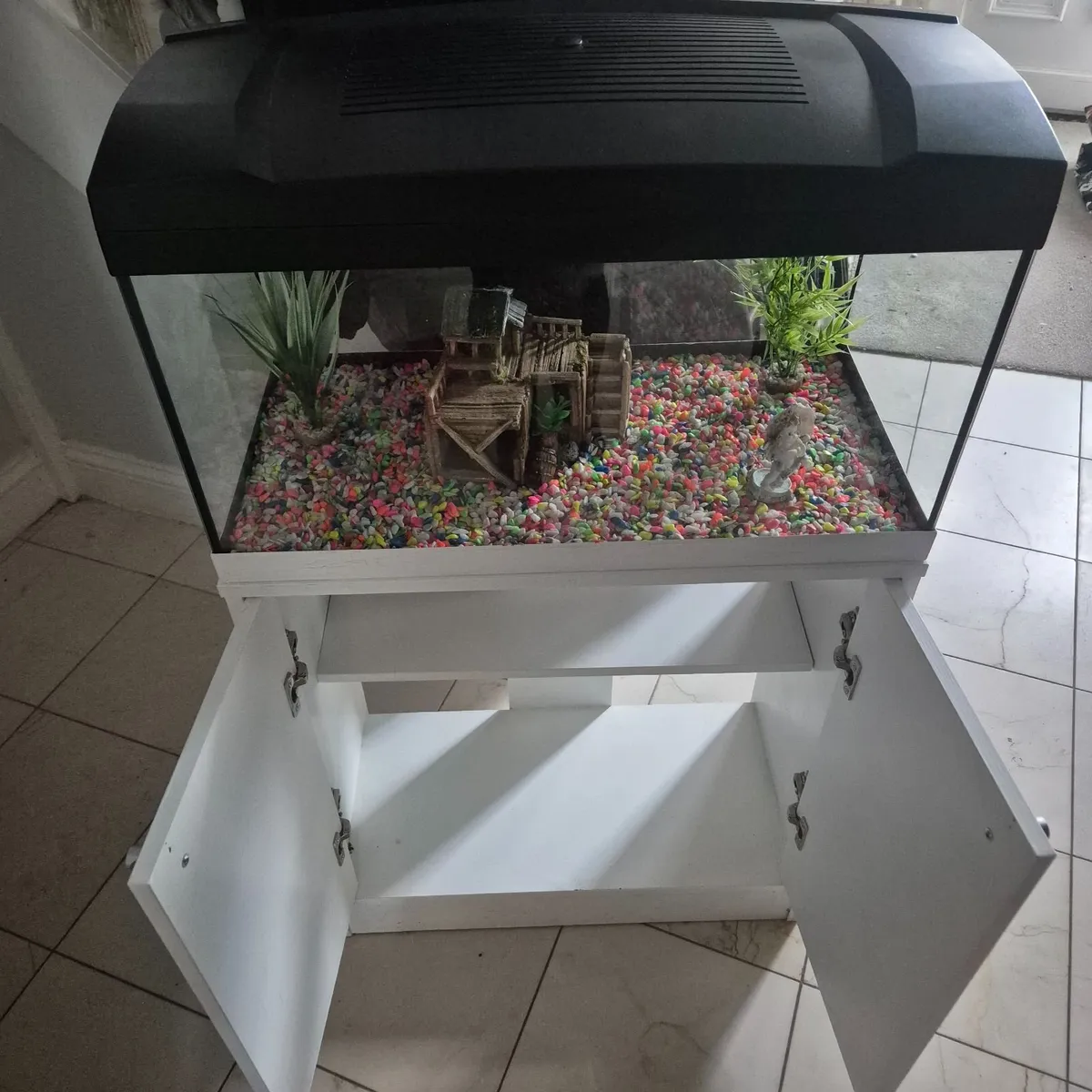 Aquarium and cabinet - Image 1