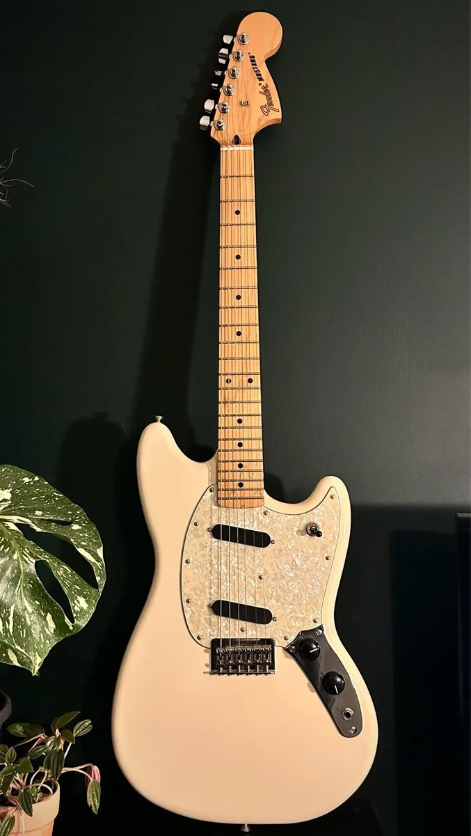 Pristine Fender Mustang - Image 3