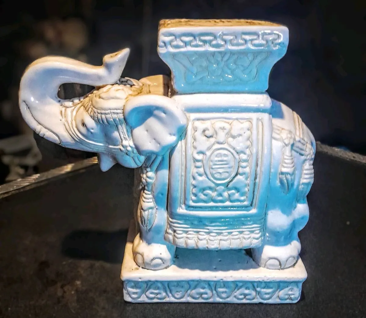 White ceramic elephant stand - Image 1