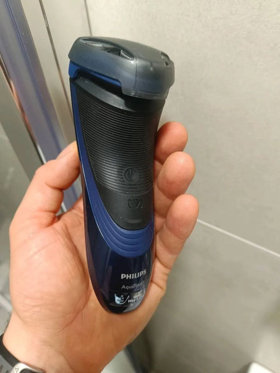 Philips AquaTouch AT887 Electric Shaver - Image 1