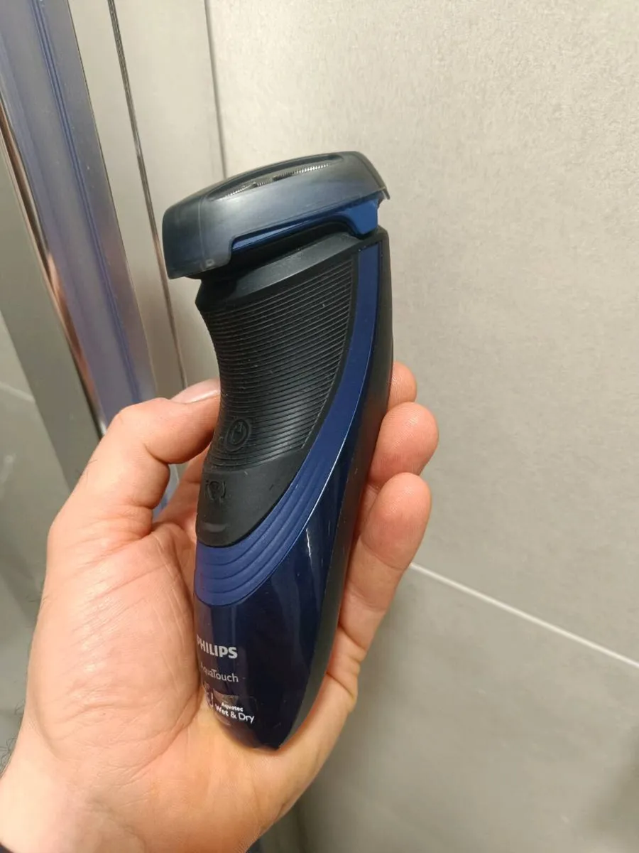 Philips AquaTouch AT887 Electric Shaver - Image 2