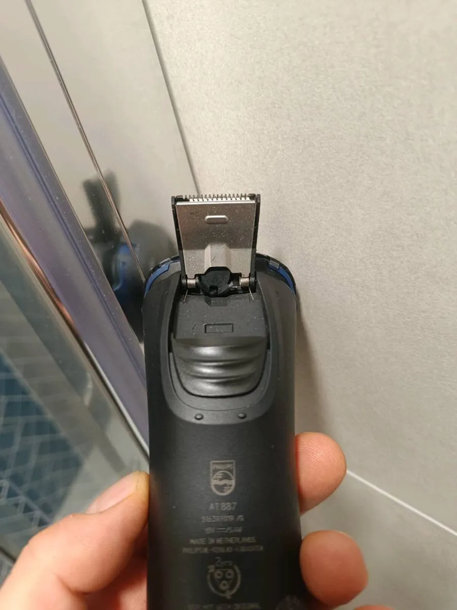 Philips AquaTouch AT887 Electric Shaver - Image 4