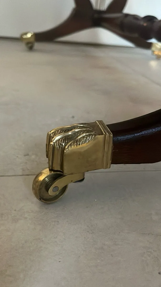 Beautiful Regency-Style Mahoghany coffe Table - Image 3