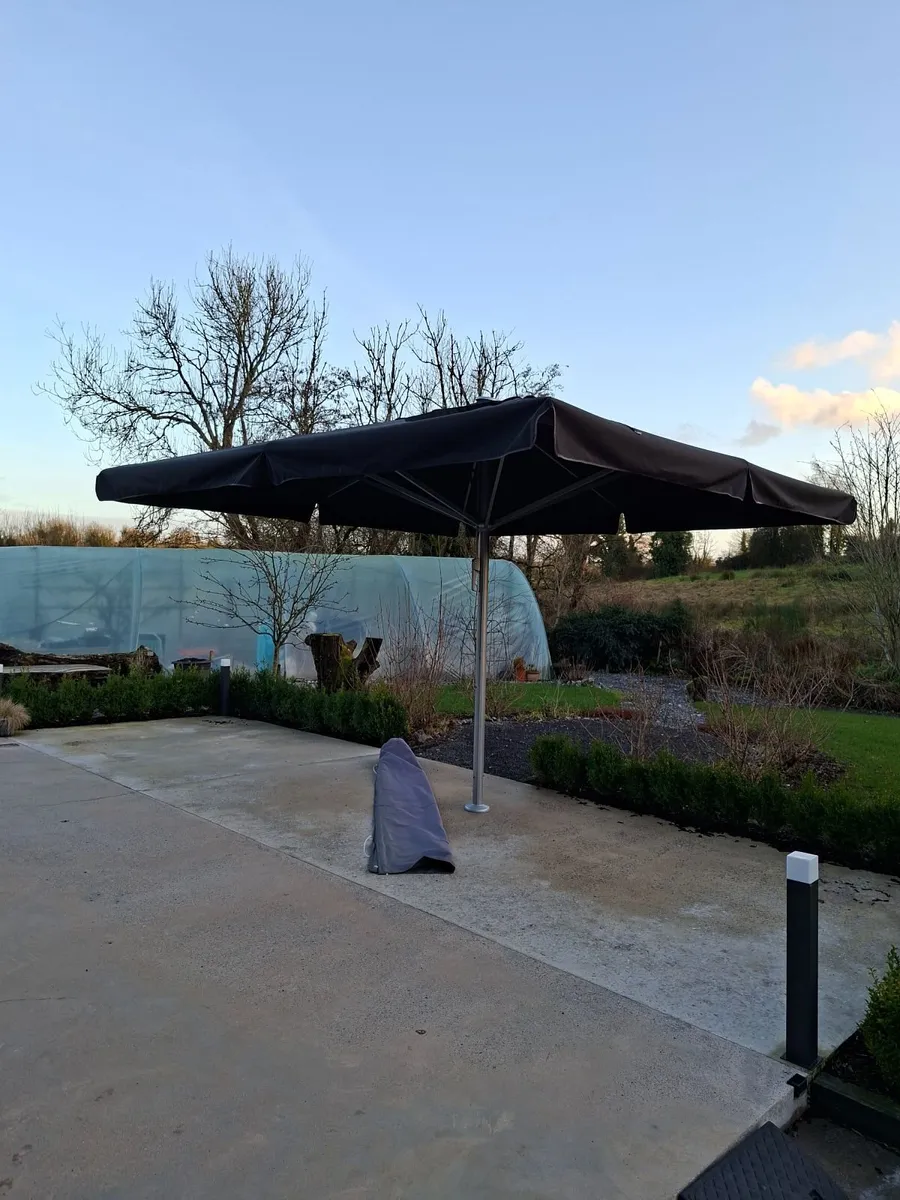 LARGE COMMERCIAL PARASOL - Image 1