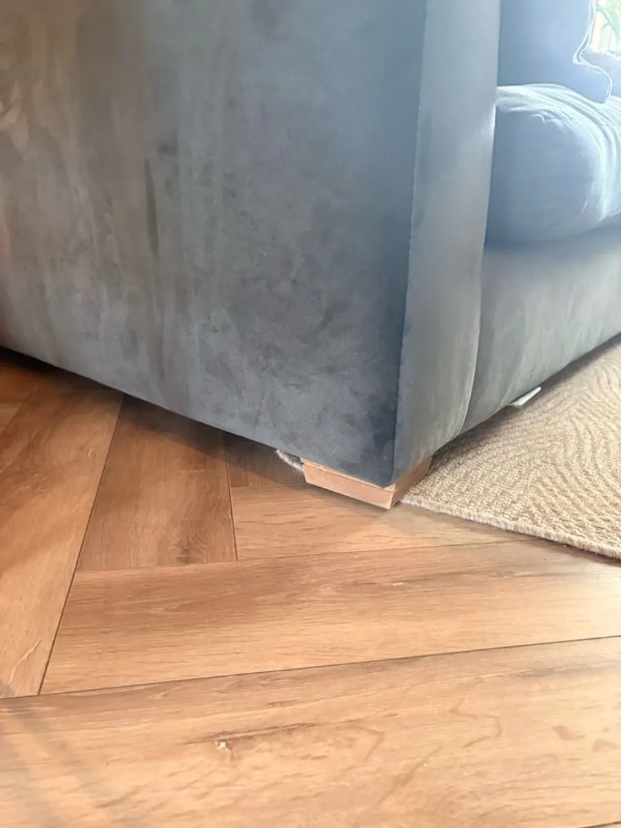 Navy velvety soft couch - Image 3