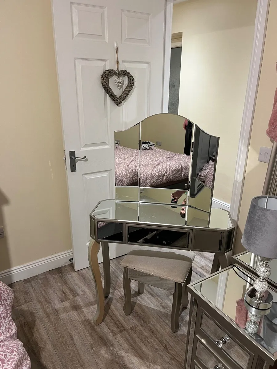 Locker and makeup table - Image 1