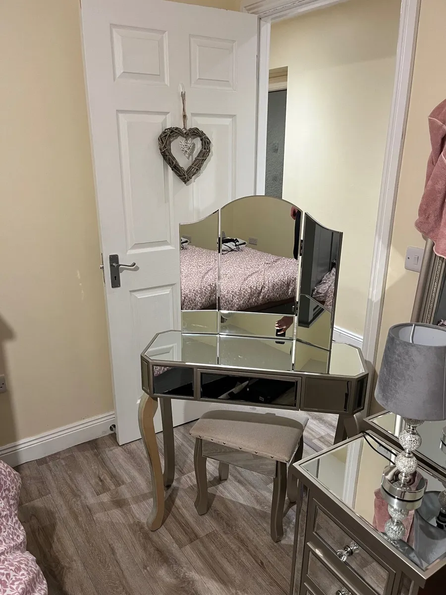 Locker and makeup table - Image 2