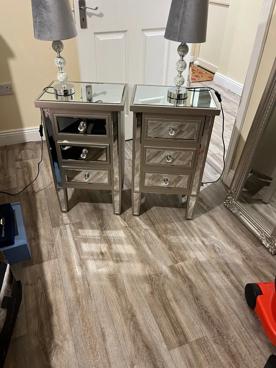 Locker and makeup table - Image 4