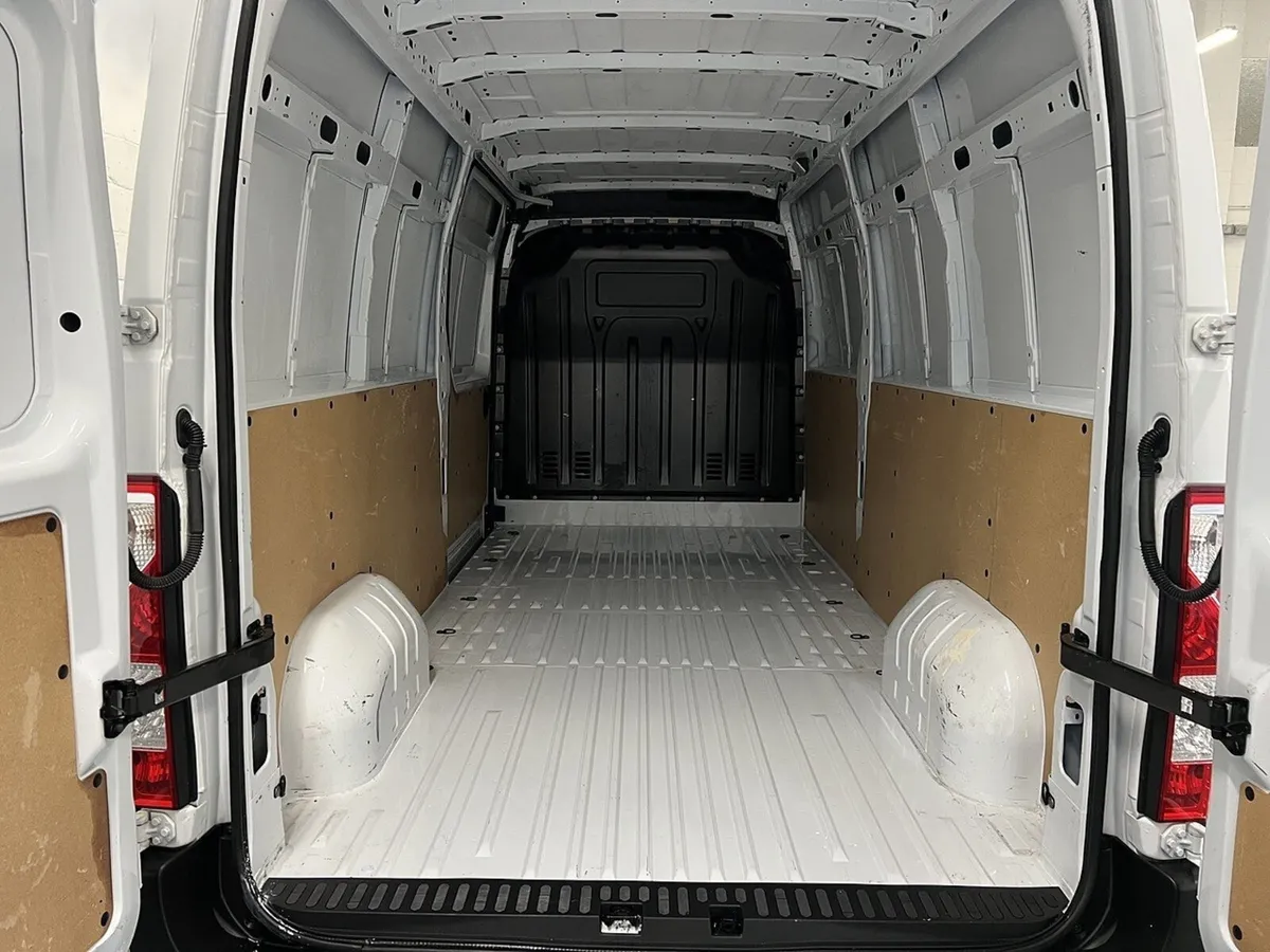 2024 Renault Master Medium Roof Panel Van - Image 2