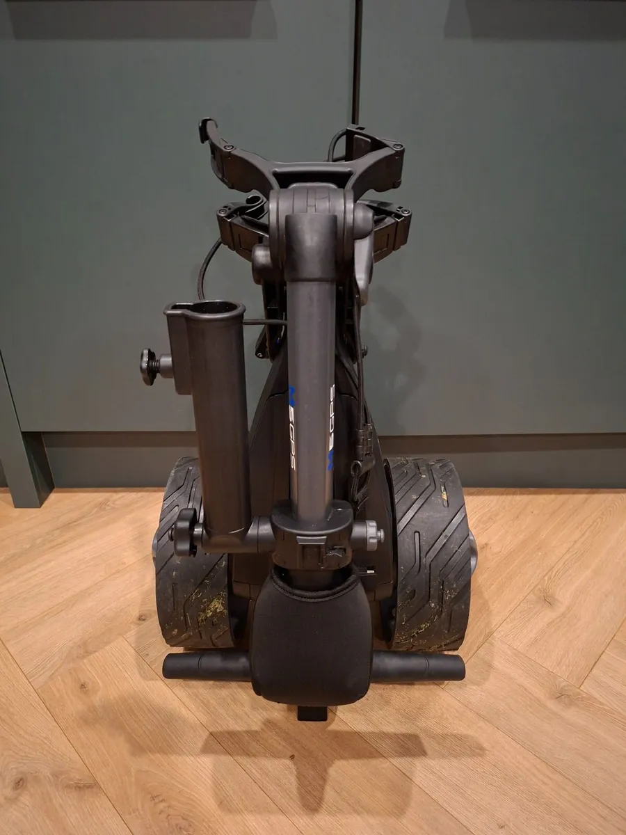 Motocaddy M5 GPS trolley - Image 1